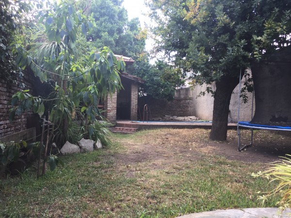 Casa en Lote propio, 4 ambientes con garaje, jardín al frente y fondo parquizado c/ quincho y pileta.