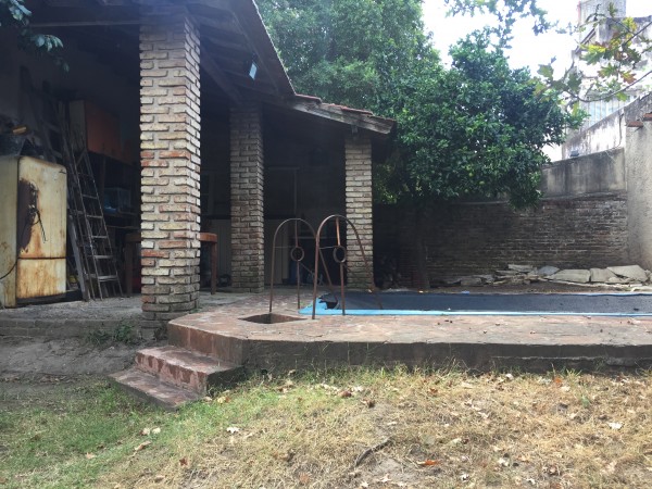 Casa en Lote propio, 4 ambientes con garaje, jardín al frente y fondo parquizado c/ quincho y pileta.