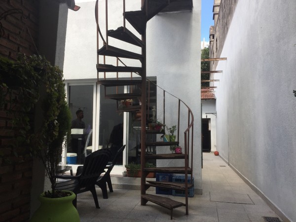 Casa en Lote propio, 4 ambientes con garaje, jardín al frente y fondo parquizado c/ quincho y pileta.