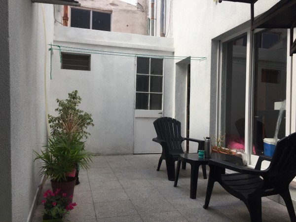 Casa en Lote propio, 4 ambientes con garaje, jardín al frente y fondo parquizado c/ quincho y pileta.