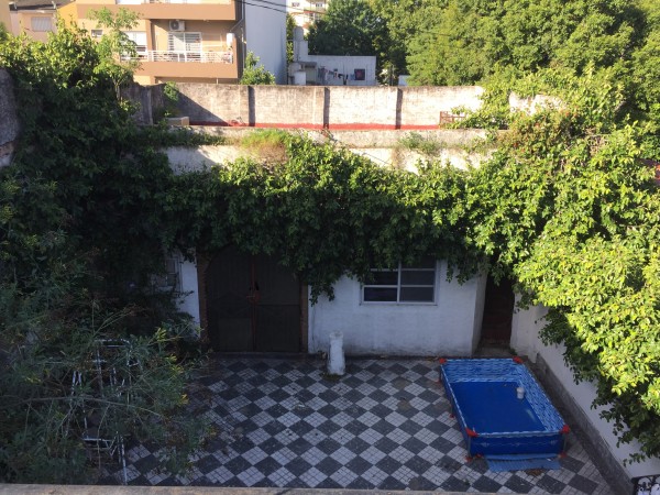 Casa "Estilo Francés" (8.66 x 43) de 8 ambientes, galería, garaje p/ 2 autos, patio, terraza y quincho. 