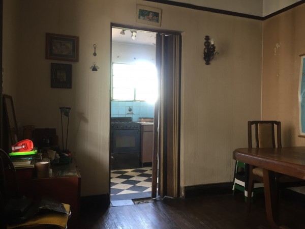 Casa "Estilo Francés" (8.66 x 43) de 8 ambientes, galería, garaje p/ 2 autos, patio, terraza y quincho. 