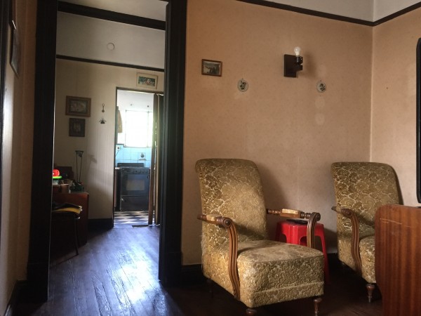 Casa "Estilo Francés" (8.66 x 43) de 8 ambientes, galería, garaje p/ 2 autos, patio, terraza y quincho. 