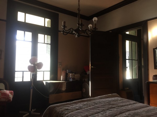 Casa "Estilo Francés" (8.66 x 43) de 8 ambientes, galería, garaje p/ 2 autos, patio, terraza y quincho. 