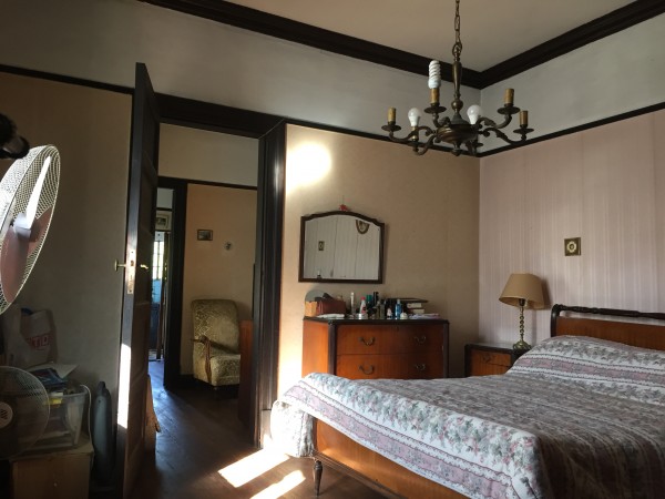 Casa "Estilo Francés" (8.66 x 43) de 8 ambientes, galería, garaje p/ 2 autos, patio, terraza y quincho. 