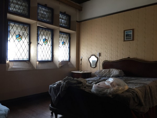 Casa "Estilo Francés" (8.66 x 43) de 8 ambientes, galería, garaje p/ 2 autos, patio, terraza y quincho. 