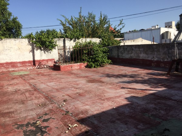 Casa "Estilo Francés" (8.66 x 43) de 8 ambientes, galería, garaje p/ 2 autos, patio, terraza y quincho. 