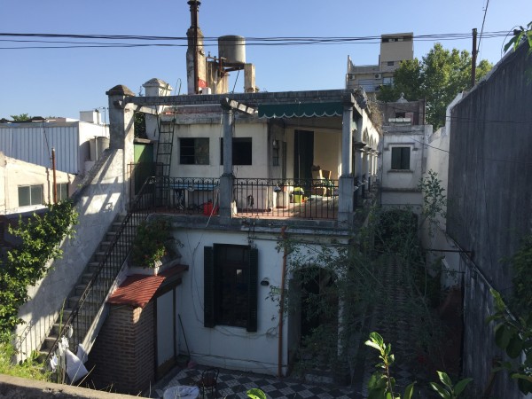 Casa "Estilo Francés" (8.66 x 43) de 8 ambientes, galería, garaje p/ 2 autos, patio, terraza y quincho. 