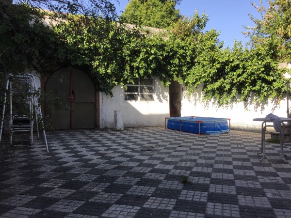 Casa "Estilo Francés" (8.66 x 43) de 8 ambientes, galería, garaje p/ 2 autos, patio, terraza y quincho. 