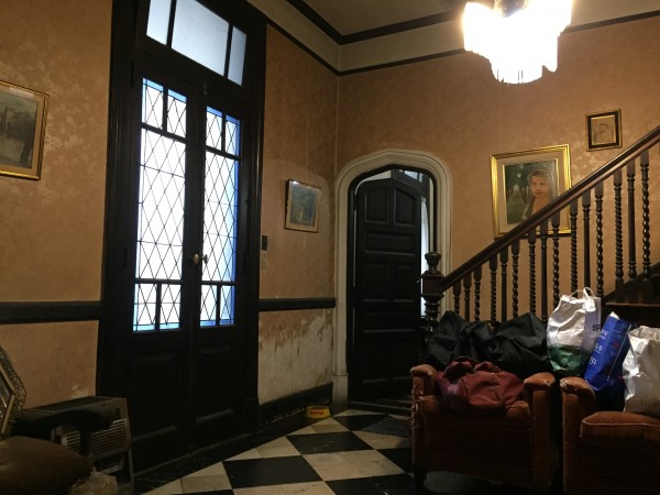 Casa "Estilo Francés" (8.66 x 43) de 8 ambientes, galería, garaje p/ 2 autos, patio, terraza y quincho. 