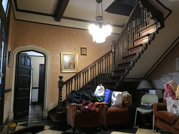 Casa "Estilo Francés" (8.66 x 43) de 8 ambientes, galería, garaje p/ 2 autos, patio, terraza y quincho. 