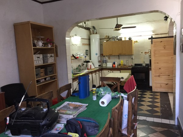 Casa "Estilo Francés" (8.66 x 43) de 8 ambientes, galería, garaje p/ 2 autos, patio, terraza y quincho. 