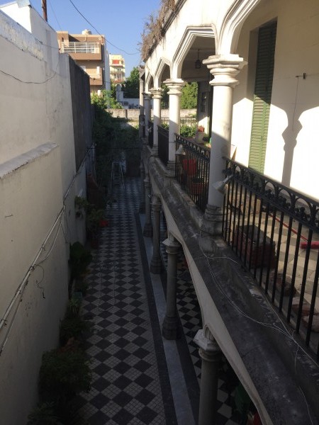 Casa "Estilo Francés" (8.66 x 43) de 8 ambientes, galería, garaje p/ 2 autos, patio, terraza y quincho. 