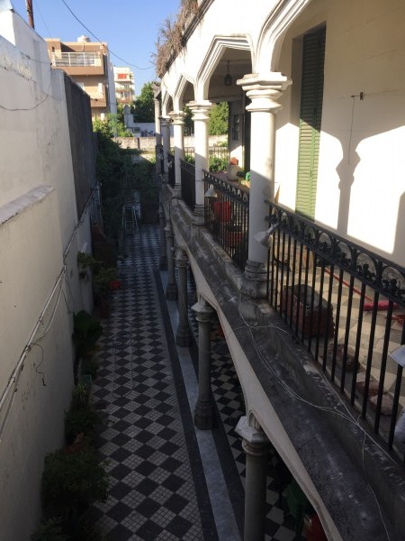 Casa "Estilo Francés" (8.66 x 43) de 8 ambientes, galería, garaje p/ 2 autos, patio, terraza y quincho. 