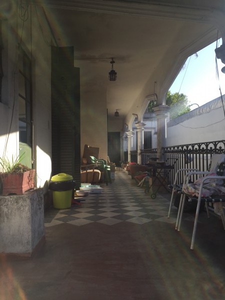 Casa "Estilo Francés" (8.66 x 43) de 8 ambientes, galería, garaje p/ 2 autos, patio, terraza y quincho. 