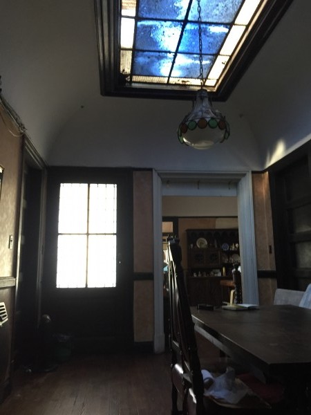 Casa "Estilo Francés" (8.66 x 43) de 8 ambientes, galería, garaje p/ 2 autos, patio, terraza y quincho. 