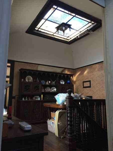 Casa "Estilo Francés" (8.66 x 43) de 8 ambientes, galería, garaje p/ 2 autos, patio, terraza y quincho. 