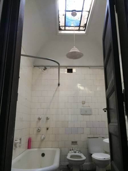 Casa "Estilo Francés" (8.66 x 43) de 8 ambientes, galería, garaje p/ 2 autos, patio, terraza y quincho. 