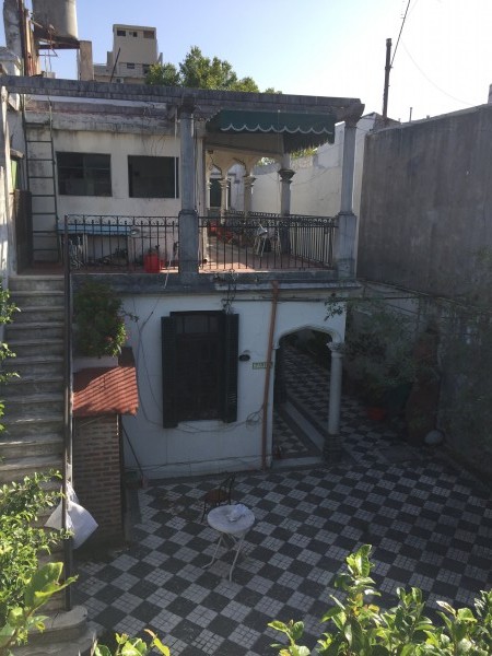 Casa "Estilo Francés" (8.66 x 43) de 8 ambientes, galería, garaje p/ 2 autos, patio, terraza y quincho. 