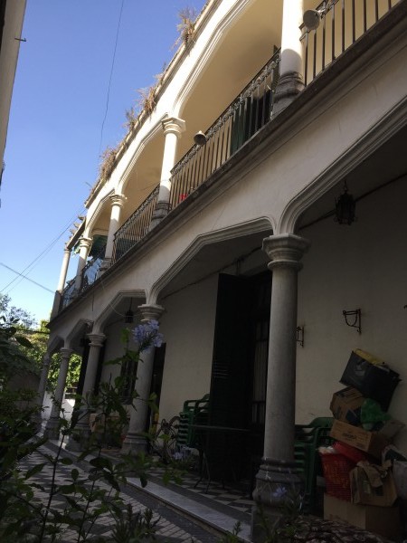 Casa "Estilo Francés" (8.66 x 43) de 8 ambientes, galería, garaje p/ 2 autos, patio, terraza y quincho. 