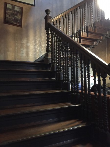 Casa "Estilo Francés" (8.66 x 43) de 8 ambientes, galería, garaje p/ 2 autos, patio, terraza y quincho. 