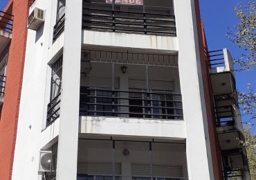 Semi piso 3 amb. al fte, tres balcones. Cochera cubierta, 2 baños INMEJORABLE UBICACION!!!